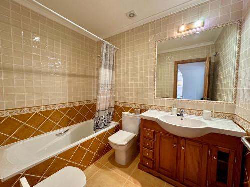 y baño con lavabo, aseo y espejo. en Apartamento Jardines PG010, en Benitachell