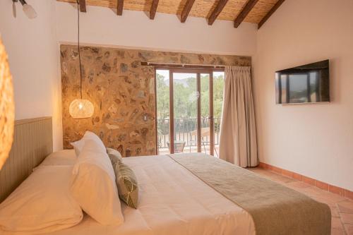 a bedroom with a large bed and a window at Pietra Hotel in Sáchica