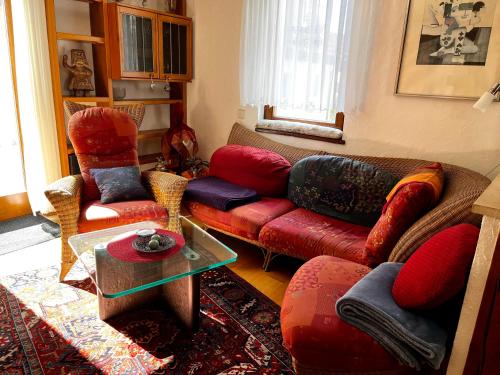 sala de estar con sofá, sillas y mesa en Torbogenhäuschen im Herzen von Ruit en Ostfildern