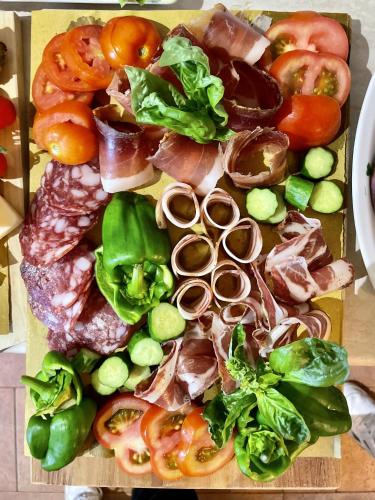 a cutting board full of vegetables on a table at Agriturismo Il Caggio in Sovicille