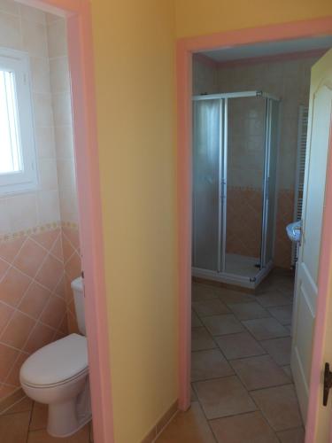 a bathroom with a toilet and a shower at Gite LA FONTAINE Famille Amis Relais Motards in Peyriac-de-Mer