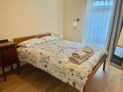a bedroom with a bed with towels on it at Spacious garden 2 bed, sleeps 5 in Oxford