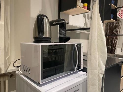 a microwave oven sitting on top of a kitchen counter at Appartamento centro storico in Via Palestro in Ivrea