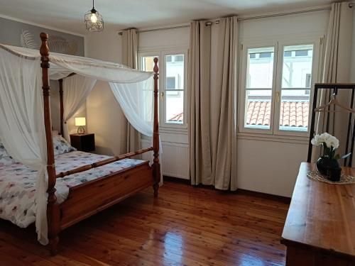 um quarto com uma cama de dossel em Affittacamere La Loggia em Venzone