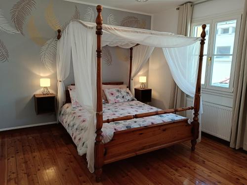 um quarto com uma cama de dossel em Affittacamere La Loggia em Venzone
