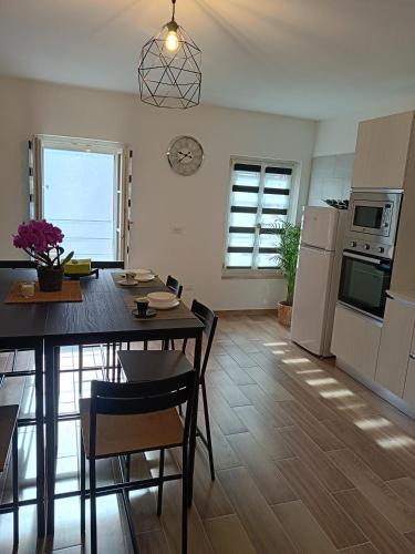 a kitchen and dining room with a table and chairs at Affittacamere La Loggia in Venzone