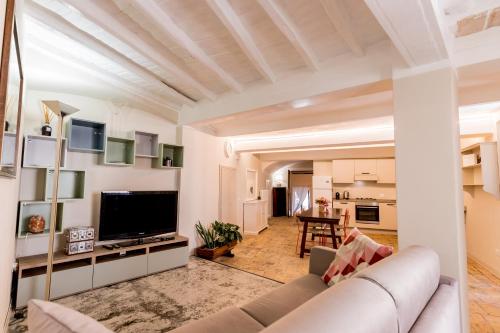 Appartamento in centro Via Porta Fuga في سبوليتو: غرفة معيشة بها أريكة وتلفزيون
