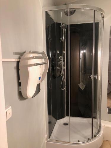 une douche avec une cabine en verre dans une salle de bain dans l'établissement SAINT LAZARE, à Manosque