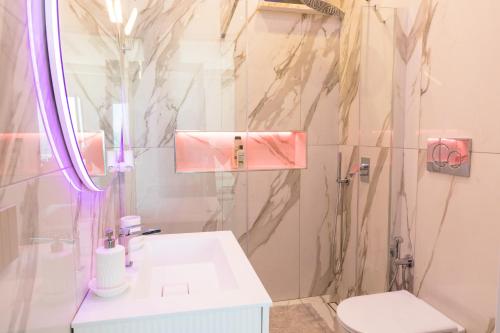 ein Badezimmer mit einem weißen Waschbecken und einer Dusche in der Unterkunft Villa Venere - Amalfi Coast in Cetara