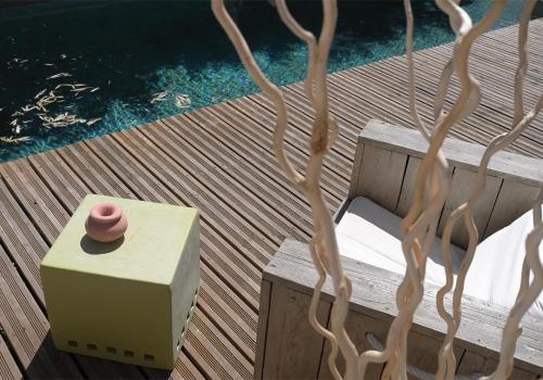 a vase sitting on top of a box on a deck at Le Mas Des Brunes in Saint-Laurent-dʼAigouze