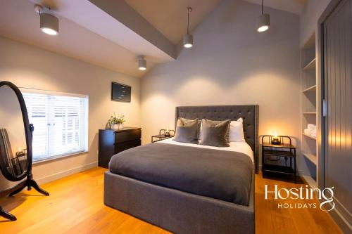 Кровать или кровати в номере Stylish Luxury Apartment in The Centre of Henley