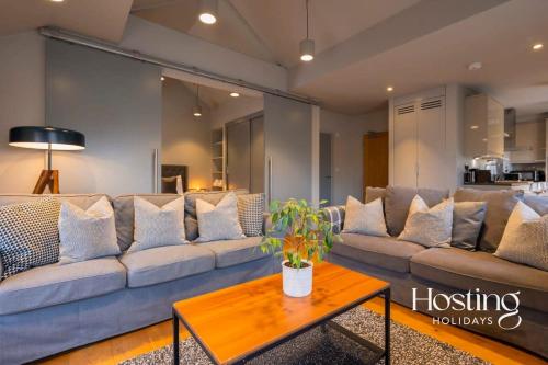 Area tempat duduk di Stylish Luxury Apartment in The Centre of Henley