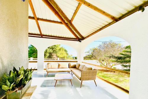 a living room with a couch and a table at Sea La Vie - Holiday Home in Albion