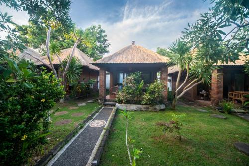 a house with a garden in front of it at Olo Surf Nature in Uluwatu