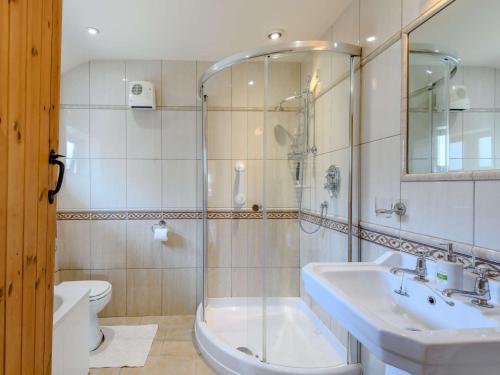a bathroom with a sink and a tub and a toilet at 1 bed in Beaulieu Heath NFL87 in Exbury