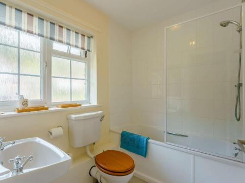 a bathroom with a toilet and a tub and a sink at 2 Bed in Rye 87042 in Rye