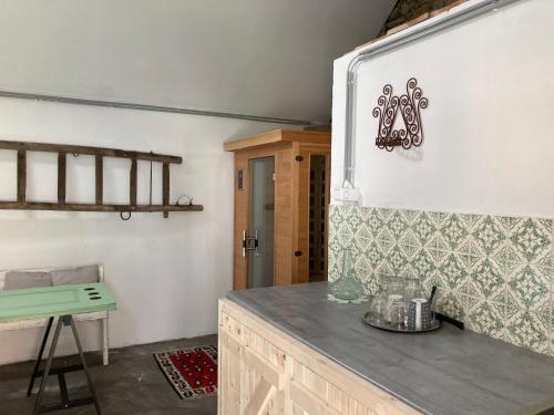 una cucina con piano di lavoro in una camera di Ablak a hegyre vendégház a Mindszentkálla