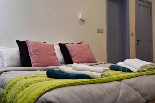 a bed with towels on top of it at Charming and Tranquil House in Għasri