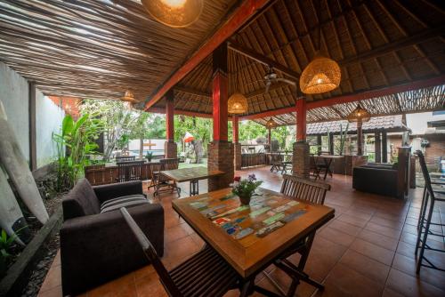 a living room with a couch and a table at Olo Surf Nature in Uluwatu
