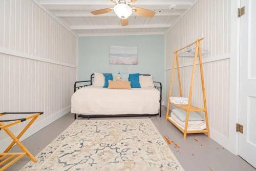 ein Schlafzimmer mit einem Bett und einem Deckenventilator in der Unterkunft The Cottage - Downtown Rockport in Rockport