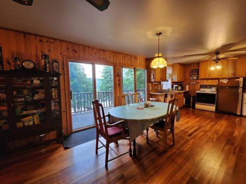 cocina con mesa y sillas en una habitación en Private Rustic Lodge w/ Lakefront Views en Minden