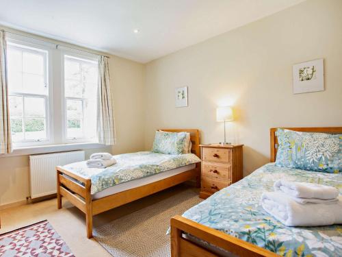 1 dormitorio con 2 camas y ventana en 2 Bed in Conon Bridge CA387, en Cononbridge