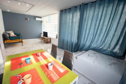 - un salon avec un canapé et une table dans l'établissement Kolonaki modern flat 1 bedroom 2 pers by MPS, à Athènes