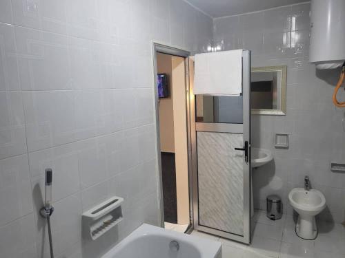 uma casa de banho com um WC e um lavatório em Hôtel particulier HP em Conacri