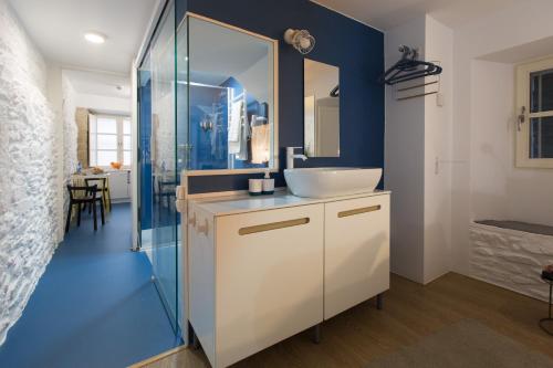 サンティアゴ・デ・コンポステーラにあるroomPEDRA apartamentos turísticosのバスルーム(洗面台、ガラス張りのシャワー付)