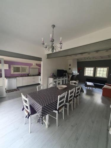 une salle à manger avec une table et des chaises en noir et blanc dans l'établissement Villa proche centre-ville - 8182, à Soulac-sur-Mer