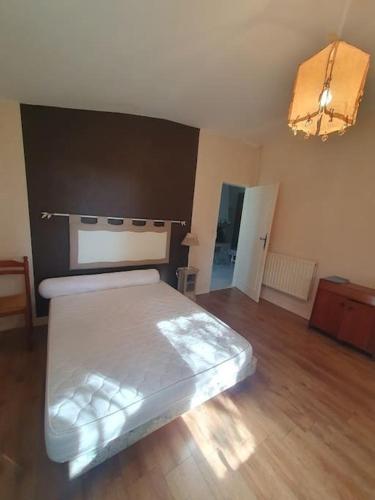 une chambre avec un lit et un parquet dans l'établissement Villa proche centre-ville - 8182, à Soulac-sur-Mer