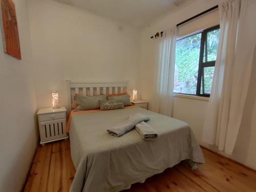 een slaapkamer met een bed met twee handdoeken erop bij 180° Ocean View Dune House in Chefe Imala