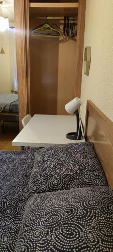 a room with a bed with a desk and a chair at Amplia habitación individual in Madrid