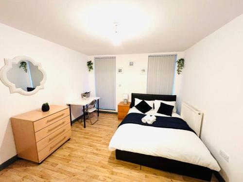 a bedroom with a bed and a desk in it at Excellent Two Bedroom Flat In Central London in London