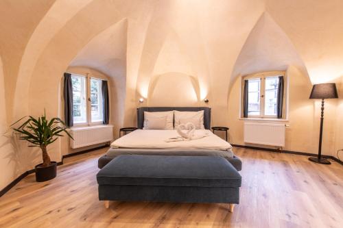 Ένα ή περισσότερα κρεβάτια σε δωμάτιο στο Prague Locals Monastery Apartments