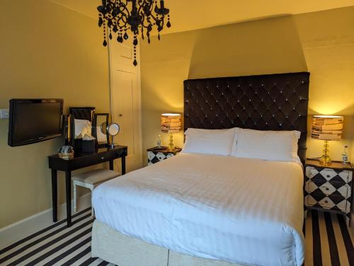 Een bed of bedden in een kamer bij Talland Bay Hotel, Looe