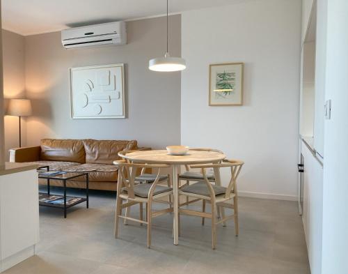 een woonkamer met een tafel en een bank bij Le Terrazze Sul Golfo in Trieste