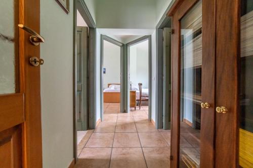 a hallway with a door leading to a bedroom at Sa Pedrera in Putzu Idu