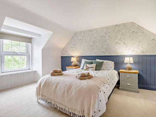um quarto com uma cama com dois ursinhos de peluche em 3 Bed in Glen Clova 75284 em Kirriemuir