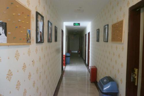 a hallway of a hospital with a hallwaygue at Notting Hill Hostel in Bao'an