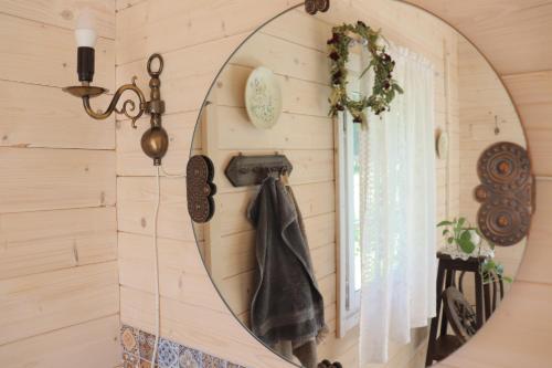 un espejo colgado en una pared en una habitación en Dižozoli, en Priekule