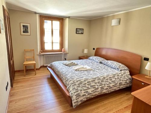 um quarto com uma cama com duas toalhas em PRAETORIA 60 - Alloggio in Centro Storico - CIR Aosta n 0001 em Aosta