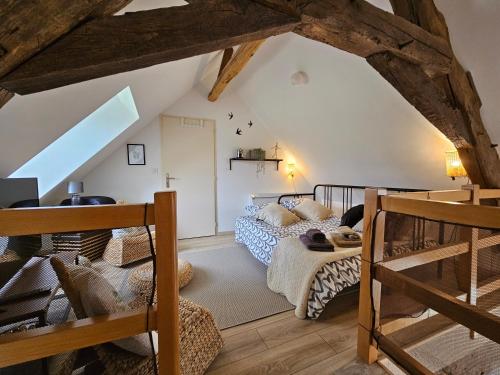 une chambre avec deux lits dans un grenier dans l'établissement La petite Touche, à Couddes