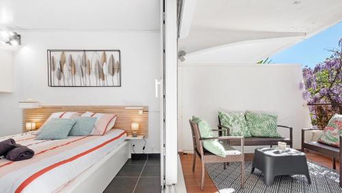 - une chambre avec un lit, une table et une chaise dans l'établissement Casa Laura -PARKING - POOL, à Saint-Tropez