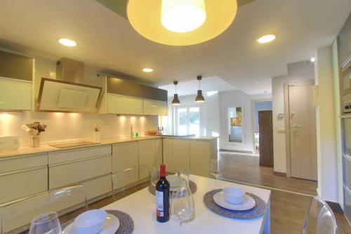Kuchyňa alebo kuchynka v ubytovaní 2036 modern golden beach duplex penthouse