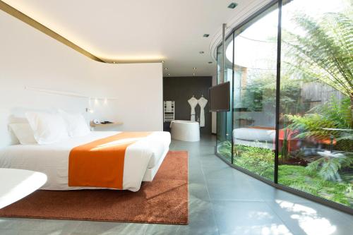 um quarto com uma cama e uma grande janela em MAISON RONAN KERVARREC - Rennes - Saint-Grégoire em Saint-Grégoire