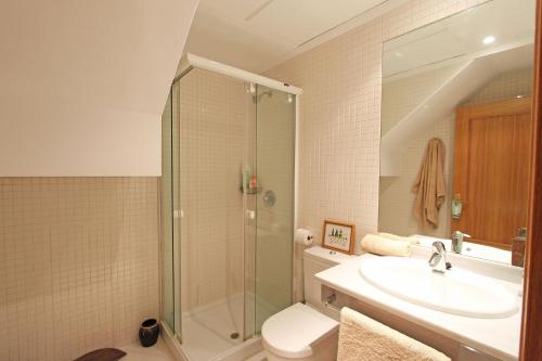 マルベーリャにある1039 Beach front 2 Line Penthouseのバスルーム(シャワー、洗面台、トイレ付)