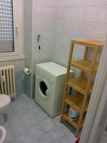 Milan Rho Fiera Cornaredo apartment tesisinde bir banyo