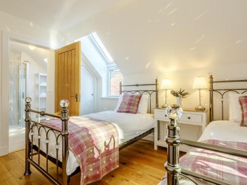 1 dormitorio con 2 camas y ventana en 4 Bed in The Cairngorms 80298 en Knockandhu