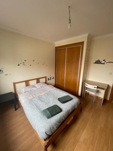 1 dormitorio con cama y escritorio en Apartamento na Rua José Reboredo, en Bragança